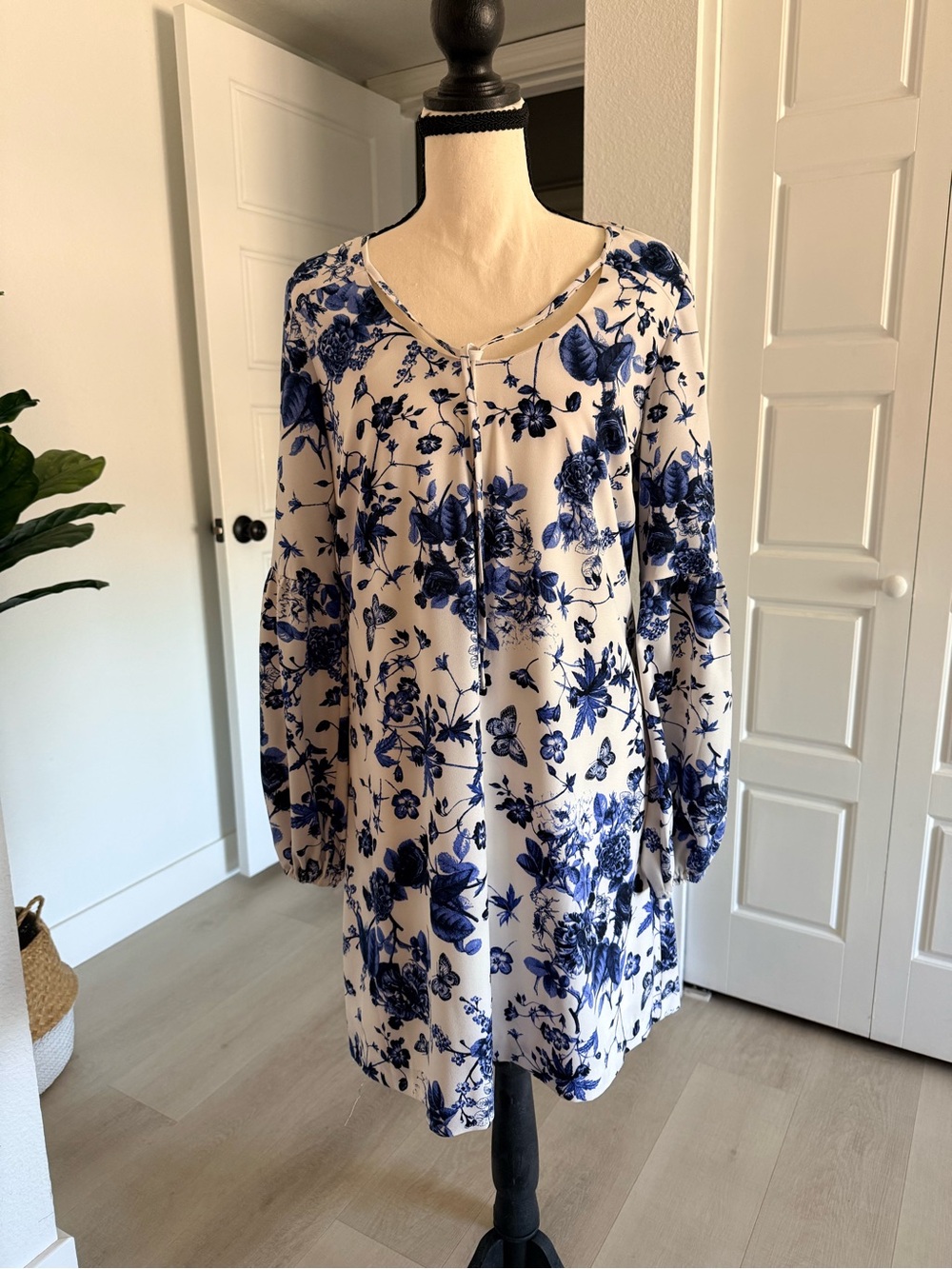 Kensie White and Blue Floral Long Sleeve V-Neck Dress